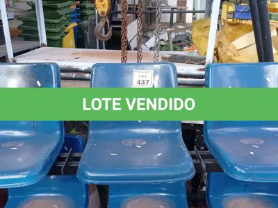 LOTE 437 - 01 LONGARINA 5 LUGARES NA COR AZUL. (NO ESTADO) ATENÇÃO! FAZER A VISITAÇÃO ANTES DE ARREMATAR, NÃO SABEMOS SE FUNCIONA. LEILÃO NÃO TEM GARANTIA E NEM DEVOLUÇÃO, SUJEITO A POSSÍVEIS AVARIAS VISÍVEIS/OCULTAS E/OU AUSÊNCIA DE COMPONENTES.