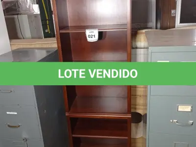LOTE 021 - 01 BOOKCASE. (NO ESTADO EM QUE SE ENCONTRA. SUJEITO A AVARIAS OCULTAS/VISÍVEIS.) AV9517G