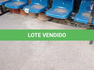 LOTE 439 - 01 LONGARINA 5 LUGARES NA COR AZUL. (NO ESTADO) ATENÇÃO! FAZER A VISITAÇÃO ANTES DE ARREMATAR, NÃO SABEMOS SE FUNCIONA. LEILÃO NÃO TEM GARANTIA E NEM DEVOLUÇÃO, SUJEITO A POSSÍVEIS AVARIAS VISÍVEIS/OCULTAS E/OU AUSÊNCIA DE COMPONENTES.