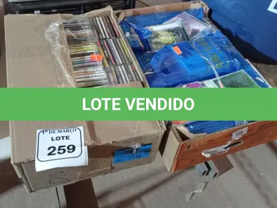 LOTE 259 - 01 LOTE COM CD’S DIVERSOS. (NO ESTADO) ATENÇÃO! FAZER A VISITAÇÃO ANTES DE ARREMATAR, NÃO SABEMOS SE FUNCIONA. LEILÃO NÃO TEM GARANTIA E NEM DEVOLUÇÃO, SUJEITO A POSSÍVEIS AVARIAS VISÍVEIS/OCULTAS E/OU AUSÊNCIA DE COMPONENTES.