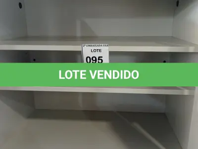 LOTE 095 - 01 ARMÁRIO BAIXO EM MADEIRA 02 PORTAS. (NO ESTADO EM QUE SE ENCONTRA. SUJEITO A AVARIAS OCULTAS/VISÍVEIS.)