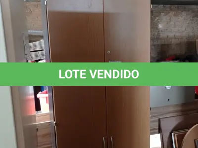 LOTE 124 - 01 ARMÁRIO ALTO EM MADEIRA 02 PORTAS. (NO ESTADO EM QUE SE ENCONTRA. SUJEITO A AVARIAS OCULTAS/VISÍVEIS.)