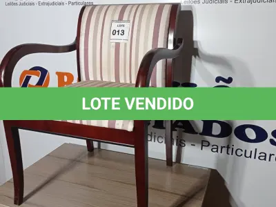 LOTE 013 - 01 CADEIRA ACENTO LISTRADO. (NO ESTADO EM QUE SE ENCONTRA. SUJEITO A AVARIAS OCULTAS/VISÍVEIS.)