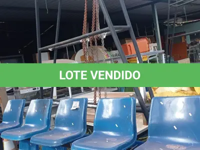 LOTE 437 - 01 LONGARINA 5 LUGARES NA COR AZUL. (NO ESTADO) ATENÇÃO! FAZER A VISITAÇÃO ANTES DE ARREMATAR, NÃO SABEMOS SE FUNCIONA. LEILÃO NÃO TEM GARANTIA E NEM DEVOLUÇÃO, SUJEITO A POSSÍVEIS AVARIAS VISÍVEIS/OCULTAS E/OU AUSÊNCIA DE COMPONENTES.