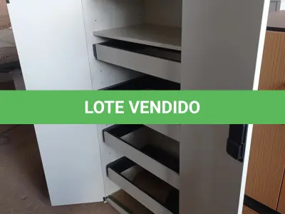 LOTE 102 - 01 ARMÁRIO BAIXO EM MADEIRA 02 PORTAS. (NO ESTADO EM QUE SE ENCONTRA. SUJEITO A AVARIAS OCULTAS/VISÍVEIS.)