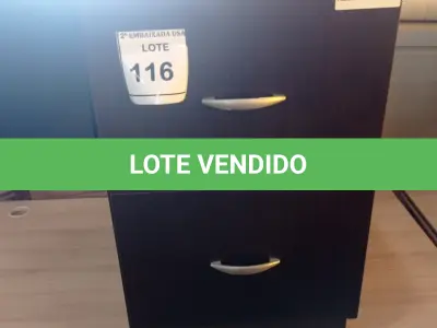 LOTE 116 - 01 GAVETEIRO MADEIRA ESCURA 02 GAVETAS. (NO ESTADO EM QUE SE ENCONTRA. SUJEITO A AVARIAS OCULTAS/VISÍVEIS.)