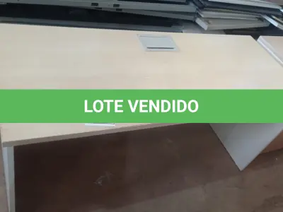 LOTE 133 - 01 MESA EM MADEIRA PARA ESCRITÓRIO. (NO ESTADO EM QUE SE ENCONTRA. SUJEITO A AVARIAS OCULTAS/VISÍVEIS.)