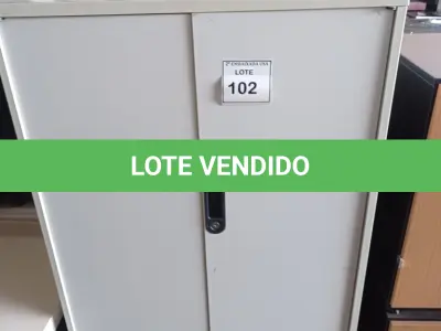 LOTE 102 - 01 ARMÁRIO BAIXO EM MADEIRA 02 PORTAS. (NO ESTADO EM QUE SE ENCONTRA. SUJEITO A AVARIAS OCULTAS/VISÍVEIS.)