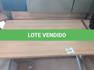 LOTE 117 - 01 MESA COM RODINHAS. (NO ESTADO EM QUE SE ENCONTRA. SUJEITO A AVARIAS OCULTAS/VISÍVEIS.)