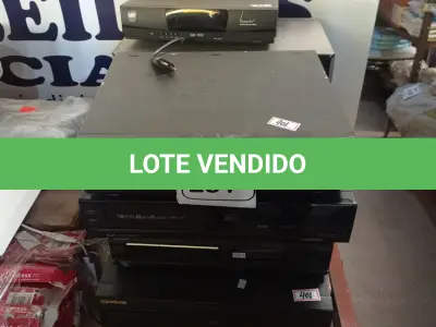 LOTE 281 - 01 LOTE COM APARELHOS DE VHS E DVD MODELOS DIVERSOS. (NO ESTADO) ATENÇÃO! FAZER A VISITAÇÃO ANTES DE ARREMATAR, NÃO SABEMOS SE FUNCIONA. LEILÃO NÃO TEM GARANTIA E NEM DEVOLUÇÃO, SUJEITO A POSSÍVEIS AVARIAS VISÍVEIS/OCULTAS E/OU AUSÊNCIA DE COMPONENTES.