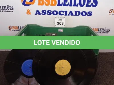 LOTE 303 - 01 CAIXA COM DIVERSOS DISCOS DE VINIL. (NO ESTADO) ATENÇÃO! FAZER A VISITAÇÃO ANTES DE ARREMATAR, NÃO SABEMOS SE FUNCIONA. LEILÃO NÃO TEM GARANTIA E NEM DEVOLUÇÃO, SUJEITO A POSSÍVEIS AVARIAS VISÍVEIS/OCULTAS E/OU AUSÊNCIA DE COMPONENTES.
