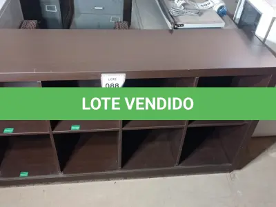 LOTE 088 - 01 RACK EM MADEIRA. (NO ESTADO EM QUE SE ENCONTRA. SUJEITO A AVARIAS OCULTAS/VISÍVEIS.)