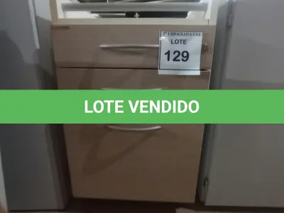 LOTE 129 - 01 GAVETEIRO EM MADEIRA 03 GAVETAS. (NO ESTADO EM QUE SE ENCONTRA. SUJEITO A AVARIAS OCULTAS/VISÍVEIS.)