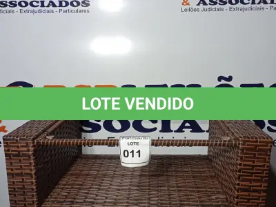 LOTE 011 - 01 COFFEE TABLE. (MESA DE CENTRO) (NO ESTADO EM QUE SE ENCONTRA. SUJEITO A AVARIAS OCULTAS/VISÍVEIS.) BH1484U