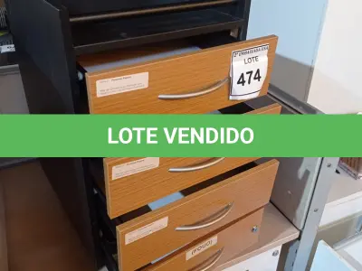 LOTE 474 - 01 GAVETEIRO DE MADEIRA COM 4 GAVETAS. (NO ESTADO EM QUE SE ENCONTRA. SUJEITO A AVARIAS OCULTAS/VISÍVEIS.)