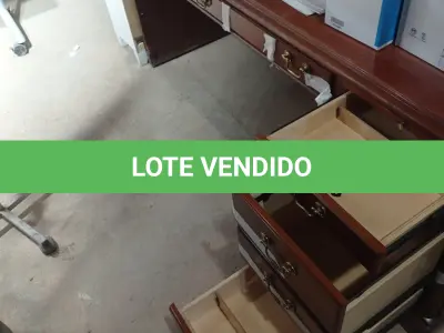 LOTE 298 - 01 MESA EM MADEIRA PARA ESCRITÓRIO COM 05 GAVETAS.  (NO ESTADO EM QUE SE ENCONTRA. SUJEITO A AVARIAS OCULTAS/VISÍVEIS.)