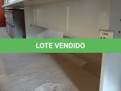 LOTE 171 - 01 MESA BRANCA DE MADEIRA. (NO ESTADO EM QUE SE ENCONTRA. SUJEITO A AVARIAS OCULTAS/VISÍVEIS.)