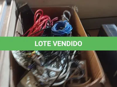 LOTE 478 - 01 CAIXA COM RÉGUAS E FIOS DIVERSOS. (NO ESTADO EM QUE SE ENCONTRA. SUJEITO A AVARIAS OCULTAS/VISÍVEIS.)
