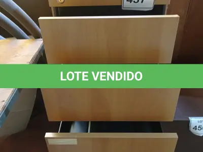 LOTE 457 - 01 GAVETEIRO DE MADEIRA CLARA COM 03 GAVETAS. (NO ESTADO EM QUE SE ENCONTRA. SUJEITO A AVARIAS OCULTAS/VISÍVEIS.)