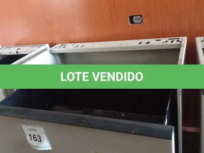 LOTE 163 - 01 ARMÁRIO EM AÇO COM 02 GAVETAS. (NO ESTADO EM QUE SE ENCONTRA. SUJEITO A AVARIAS OCULTAS/VISÍVEIS.)