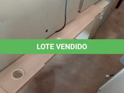 LOTE 252 - 01 MESA COM RODINHAS (NO ESTADO EM QUE SE ENCONTRA. SUJEITO A AVARIAS OCULTAS/VISÍVEIS.)