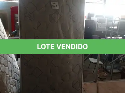 LOTE 423 - 01 BOX TWIN E 01 MATTRESS TWIN. (NO ESTADO EM QUE SE ENCONTRA. SUJEITO A AVARIAS OCULTAS/VISÍVEIS.) AV9528H/ BF8611H