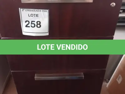 LOTE 258 - 01 GAVETEIRO EM MADEIRA 03 GAVETAS. (NO ESTADO EM QUE SE ENCONTRA. SUJEITO A AVARIAS OCULTAS/VISÍVEIS.)