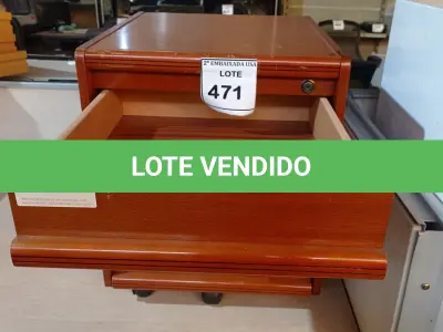 LOTE 471 - 01 GAVETEIRO DE MADEIRA COM 2 GAVETAS. (NO ESTADO EM QUE SE ENCONTRA. SUJEITO A AVARIAS OCULTAS/VISÍVEIS.)