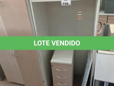 LOTE 159 - 01 ARMÁRIO EM MADEIRA SEM PRATELEIRA E 01 GAVETEIRO EM MADEIRA 03 GAVETAS. (NO ESTADO EM QUE SE ENCONTRA. SUJEITO A AVARIAS OCULTAS/VISÍVEIS.)