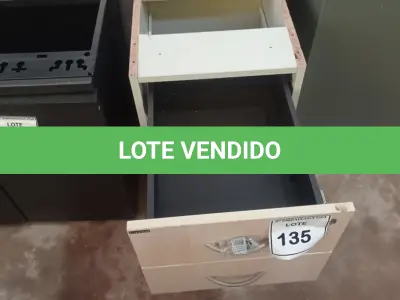 LOTE 135 - 01 GAVETEIRO EM MADEIRA COM 04 GAVETAS. (NO ESTADO EM QUE SE ENCONTRA. SUJEITO A AVARIAS OCULTAS/VISÍVEIS.)