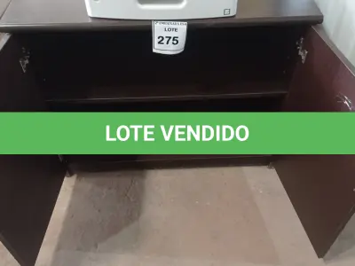 LOTE 275 - 01 ARMÁRIO EM MADEIRA 02 PORTAS. (NO ESTADO EM QUE SE ENCONTRA. SUJEITO A AVARIAS OCULTAS/VISÍVEIS.)