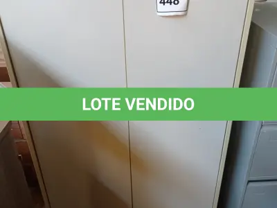 LOTE 448 - 01 ARMÁRIO ALTO DE 02 PORTAS. (NO ESTADO EM QUE SE ENCONTRA. SUJEITO A AVARIAS OCULTAS/VISÍVEIS.)
