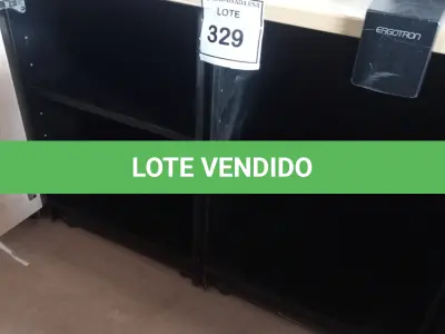 LOTE 329 - 01 RACK EM MADEIRA COM 02 PORTAS. (NO ESTADO EM QUE SE ENCONTRA. SUJEITO A AVARIAS OCULTAS/VISÍVEIS.)