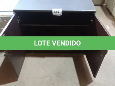 LOTE 467 - 01 ARMÁRIO BAIXO DE 02 PORTAS MADEIRA CLARA. (NO ESTADO EM QUE SE ENCONTRA. SUJEITO A AVARIAS OCULTAS/VISÍVEIS.)