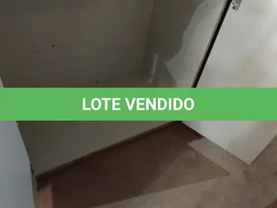 LOTE 271 - 01 ARMÁRIO MÉDIO EM MADEIRA 02 PORTAS SEM PRATELEIRAS. (NO ESTADO EM QUE SE ENCONTRA. SUJEITO A AVARIAS OCULTAS/VISÍVEIS.)