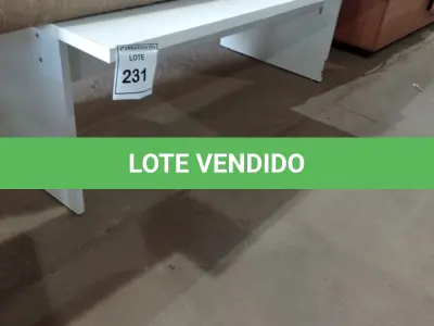 LOTE 231 - 01 MESA BRANCA DE MADEIRA. (NO ESTADO EM QUE SE ENCONTRA. SUJEITO A AVARIAS OCULTAS/VISÍVEIS.)