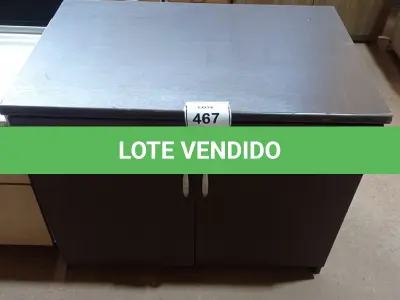 LOTE 467 - 01 ARMÁRIO BAIXO DE 02 PORTAS MADEIRA CLARA. (NO ESTADO EM QUE SE ENCONTRA. SUJEITO A AVARIAS OCULTAS/VISÍVEIS.)