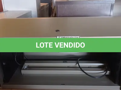 LOTE 389 - 01 ARMÁRIO EM AÇO SUSPENSO. (NO ESTADO EM QUE SE ENCONTRA. SUJEITO A AVARIAS OCULTAS/VISÍVEIS.)