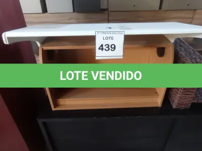 LOTE 439 - 01 ARMÁRIO SUSPENSO. (NO ESTADO EM QUE SE ENCONTRA. SUJEITO A AVARIAS OCULTAS/VISÍVEIS.)