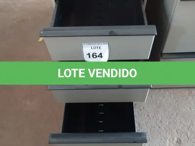 LOTE 164 - 01 GAVETEIRO COM 03 GAVETAS EM AÇO. (NO ESTADO EM QUE SE ENCONTRA. SUJEITO A AVARIAS OCULTAS/VISÍVEIS.)