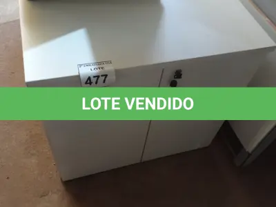 LOTE 477 - 01 ARMÁRIO BAIXO DE 02 PORTAS MADEIRA CLARA. (NO ESTADO EM QUE SE ENCONTRA. SUJEITO A AVARIAS OCULTAS/VISÍVEIS.)