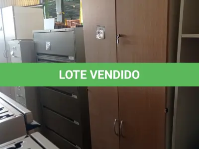 LOTE 158 - 01 ARMÁRIO EM MADEIRA 02 PORTAS. (NO ESTADO EM QUE SE ENCONTRA. SUJEITO A AVARIAS OCULTAS/VISÍVEIS.)