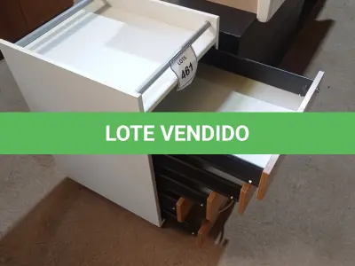 LOTE 461 - 01 GAVETEIRO DE MADEIRA COM 5 GAVETAS. (NO ESTADO EM QUE SE ENCONTRA. SUJEITO A AVARIAS OCULTAS/VISÍVEIS.)