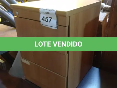 LOTE 457 - 01 GAVETEIRO DE MADEIRA CLARA COM 03 GAVETAS. (NO ESTADO EM QUE SE ENCONTRA. SUJEITO A AVARIAS OCULTAS/VISÍVEIS.)