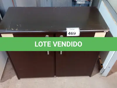 LOTE 469 - 01 ARMÁRIO BAIXO DE 02 PORTAS MADEIRA CLARA. (NO ESTADO EM QUE SE ENCONTRA. SUJEITO A AVARIAS OCULTAS/VISÍVEIS.)
