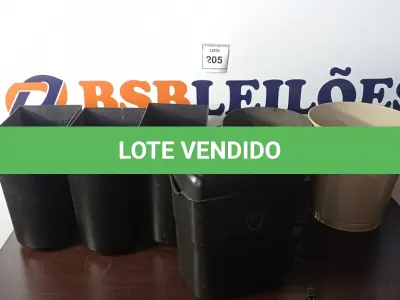 LOTE 205 - 05 LIXEIRAS E 01 FRAGMENTADORA DE PAPEL. (NO ESTADO EM QUE SE ENCONTRA. SUJEITO A AVARIAS OCULTAS/VISÍVEIS.)
