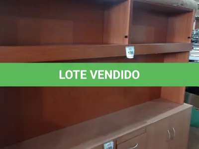 LOTE 186 - 01 ESTANTE EM MADEIRA. (NO ESTADO EM QUE SE ENCONTRA. SUJEITO A AVARIAS OCULTAS/VISÍVEIS.)