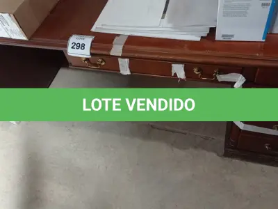 LOTE 298 - 01 MESA EM MADEIRA PARA ESCRITÓRIO COM 05 GAVETAS.  (NO ESTADO EM QUE SE ENCONTRA. SUJEITO A AVARIAS OCULTAS/VISÍVEIS.)