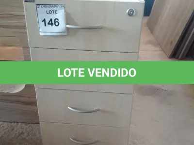 LOTE 146 - 01 GAVETEIRO EM MADEIRA 04 GAVETAS. (NO ESTADO EM QUE SE ENCONTRA. SUJEITO A AVARIAS OCULTAS/VISÍVEIS.)