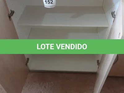 LOTE 152 - 01 ARMÁRIO BAIXO MADEIRA NA COR CLARA 02 PORTAS. (NO ESTADO EM QUE SE ENCONTRA. SUJEITO A AVARIAS OCULTAS/VISÍVEIS.)